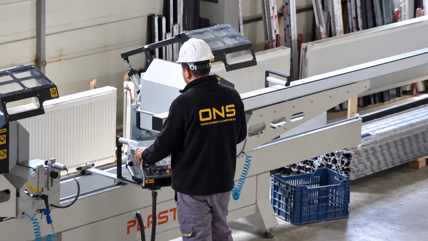 Operatör ONS CEPHE atölyesinde CNC profil kesim makinesini kullanıyor