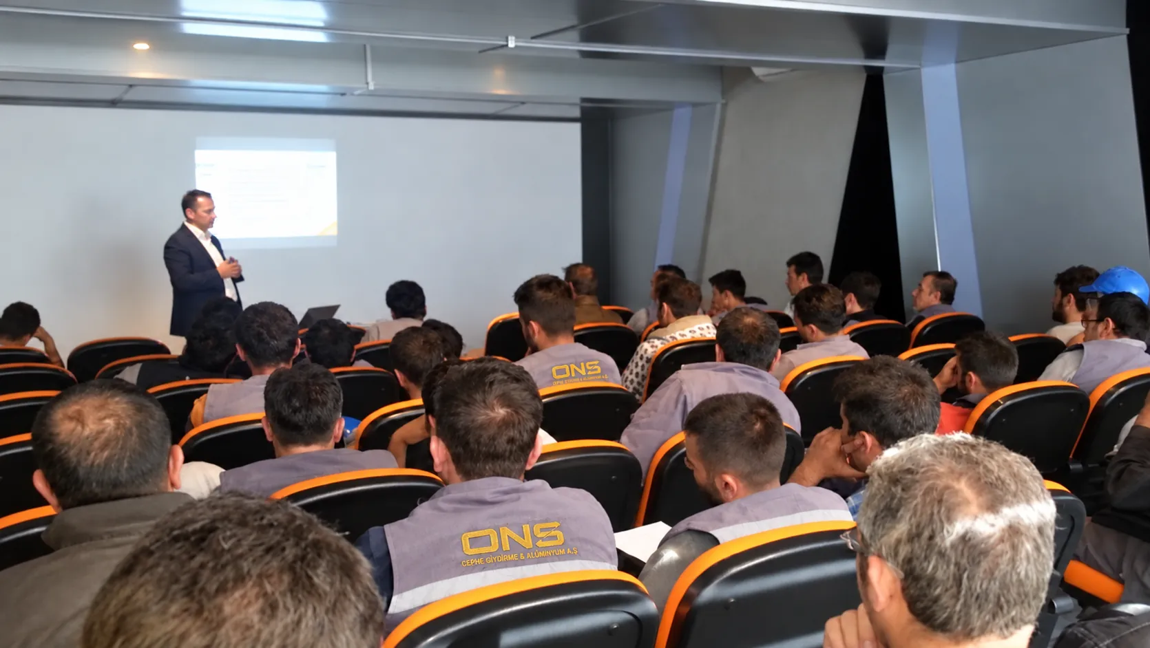 ONS CEPHE logolu yelekleriyle çalışanlar teknik eğitim toplantısında